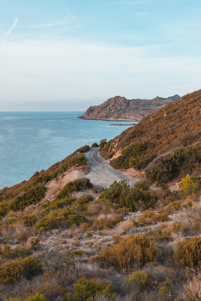 Route sinueuse sur le littoral corse
